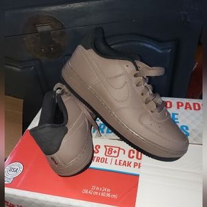 Nike size7Y Brown and black sneakers in great condition